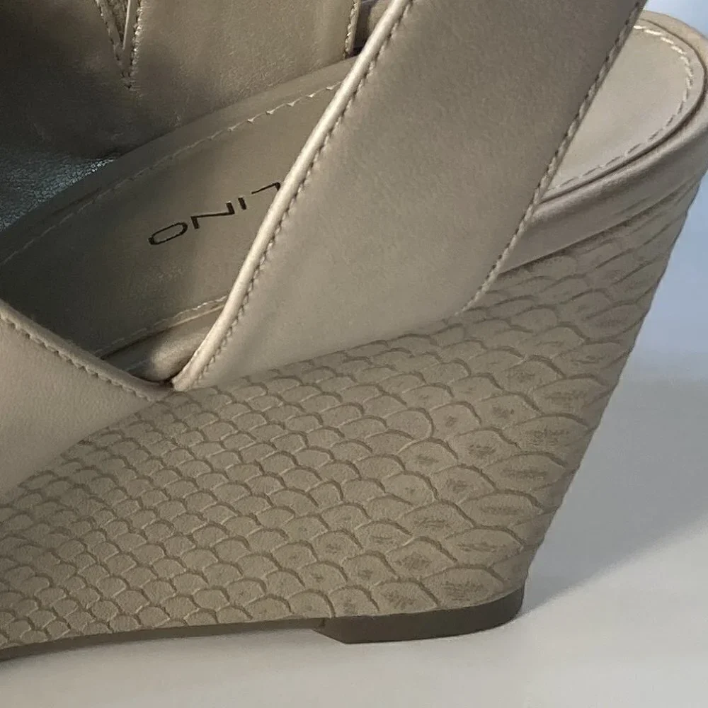 Bandolino SZ 8.5 Neutral taupe wedge slide with back strap comfortable